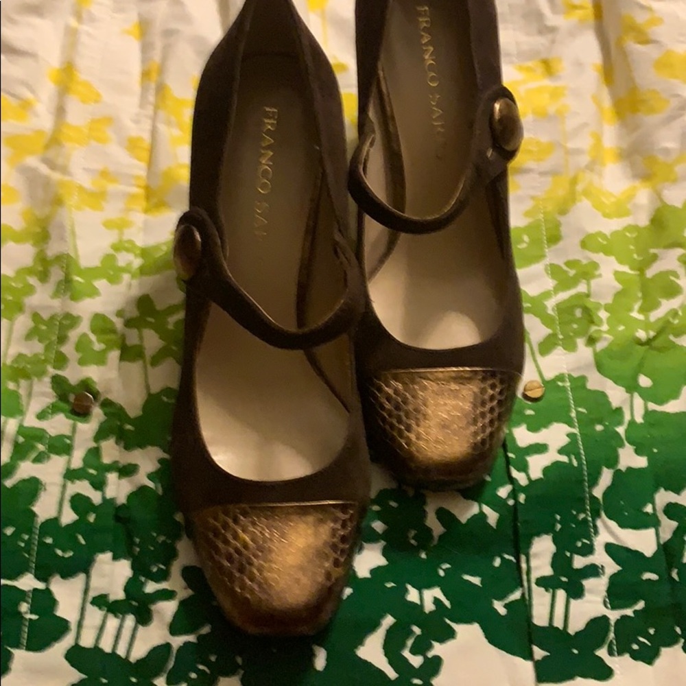 Sleek suede pump